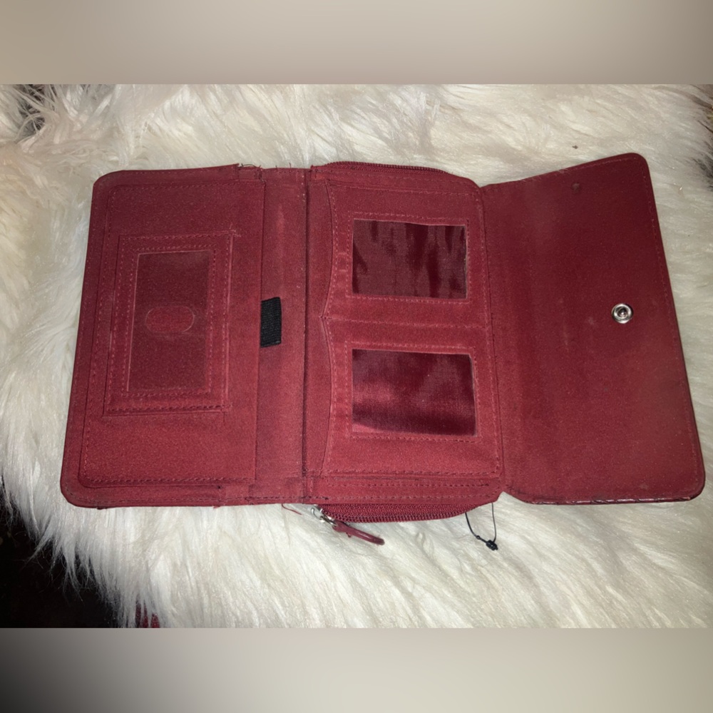 Crocodile-Embossed Red Women's Clutch - Picture 14 of 17